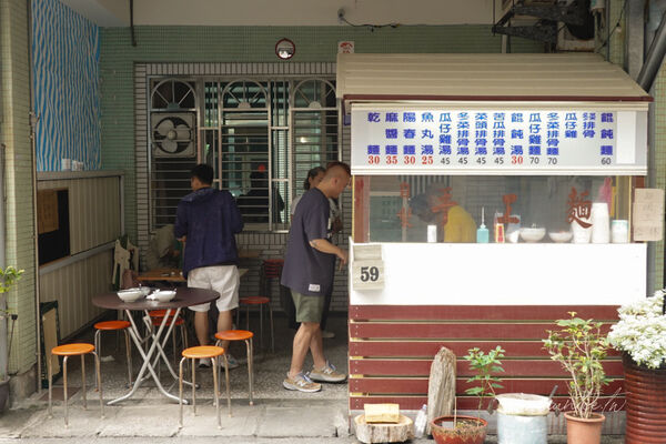 ▲▼宜蘭頭城「阿茂麵攤」，五十年歷史手工自製陽春麵、古早味麻醬麵、清甜瓜仔雞湯。（圖／部落客水晶提供）