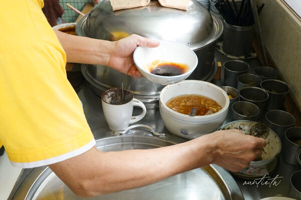 ▲▼宜蘭頭城「阿茂麵攤」，五十年歷史手工自製陽春麵、古早味麻醬麵、清甜瓜仔雞湯。（圖／部落客水晶提供）