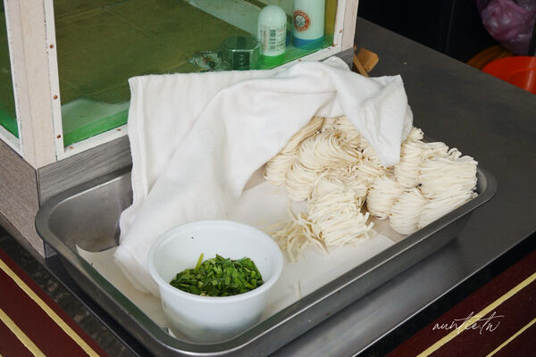 ▲▼宜蘭頭城「阿茂麵攤」，五十年歷史手工自製陽春麵、古早味麻醬麵、清甜瓜仔雞湯。（圖／部落客水晶提供）