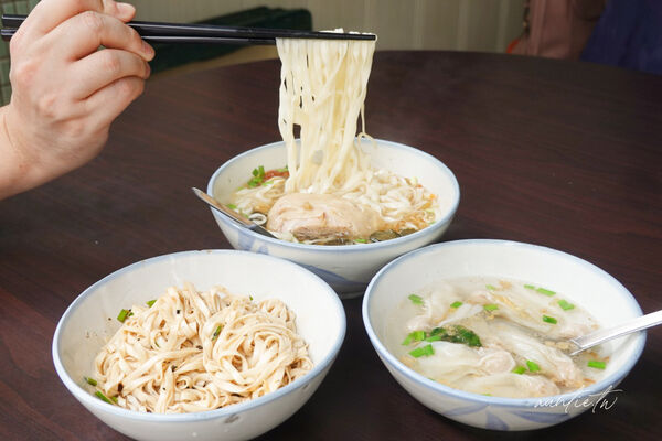 ▲▼宜蘭頭城「阿茂麵攤」，五十年歷史手工自製陽春麵、古早味麻醬麵、清甜瓜仔雞湯。（圖／部落客水晶提供）