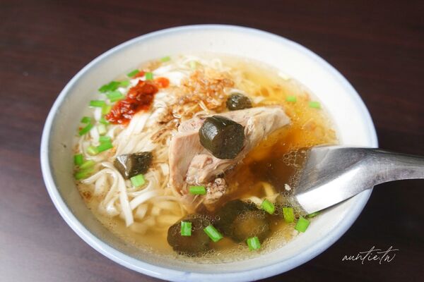 ▲▼宜蘭頭城「阿茂麵攤」，五十年歷史手工自製陽春麵、古早味麻醬麵、清甜瓜仔雞湯。（圖／部落客水晶提供）