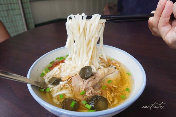 ▲▼宜蘭頭城「阿茂麵攤」，五十年歷史手工自製陽春麵、古早味麻醬麵、清甜瓜仔雞湯。（圖／部落客水晶提供）