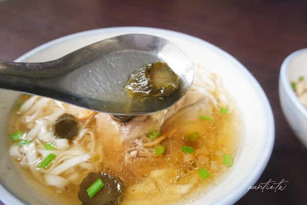 ▲▼宜蘭頭城「阿茂麵攤」，五十年歷史手工自製陽春麵、古早味麻醬麵、清甜瓜仔雞湯。（圖／部落客水晶提供）