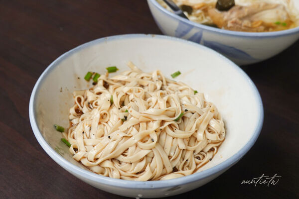 ▲▼宜蘭頭城「阿茂麵攤」，五十年歷史手工自製陽春麵、古早味麻醬麵、清甜瓜仔雞湯。（圖／部落客水晶提供）