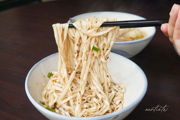 ▲▼宜蘭頭城「阿茂麵攤」，五十年歷史手工自製陽春麵、古早味麻醬麵、清甜瓜仔雞湯。（圖／部落客水晶提供）