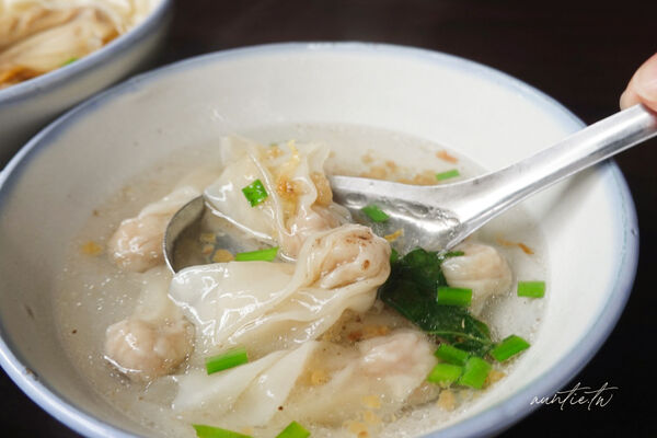 ▲▼宜蘭頭城「阿茂麵攤」，五十年歷史手工自製陽春麵、古早味麻醬麵、清甜瓜仔雞湯。（圖／部落客水晶提供）