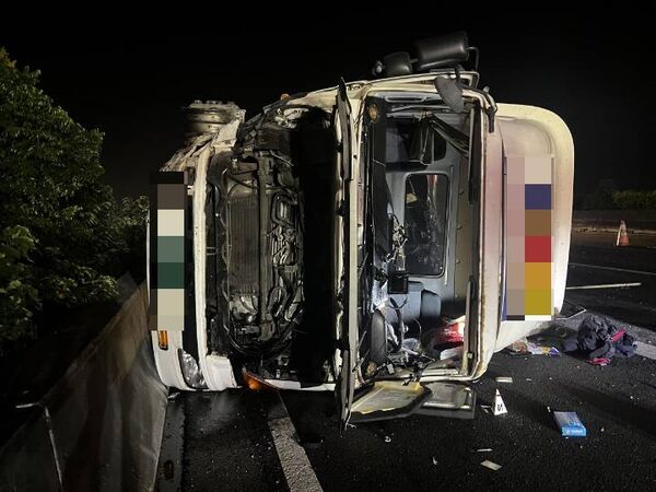 ▲國1南204K聯結車翻覆驚險油箱爆炸。（圖／民眾提供）