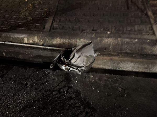 ▲國1南204K聯結車翻覆驚險油箱爆炸。（圖／民眾提供）