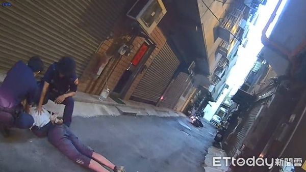▲因跌倒乖乖就逮，再查出涉過失傷害通緝中。（圖／桃園警分局）