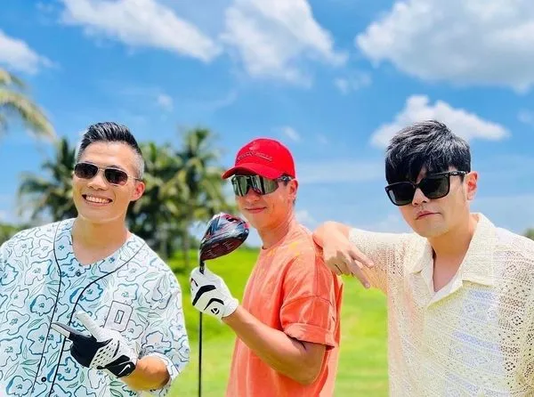▲浩克爸爸﹑柯有倫﹑周杰倫平時約打高爾夫球。（圖／我在娛樂）