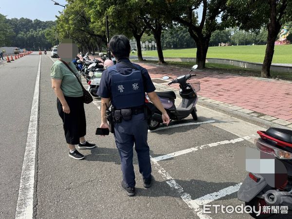 ▲「失蹤」一夜的愛車，乖乖停在公園停車格等主人。（圖／記者游瓊華翻攝）