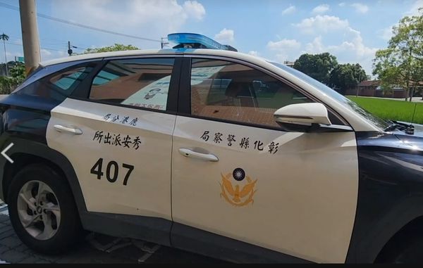 ▲鹿港警分局巡邏車差點被砸中引發火燒車。（圖／民眾提供）