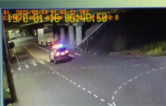 ▲鹿港警分局巡邏車差點被砸中引發火燒車。（圖／民眾提供）