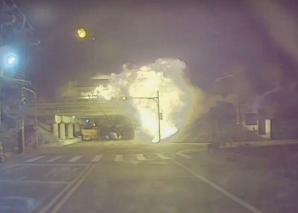 ▲鹿港警分局巡邏車差點被砸中引發火燒車。（圖／民眾提供）