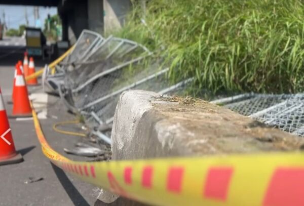 ▲鹿港警分局巡邏車差點被砸中引發火燒車。（圖／民眾提供）