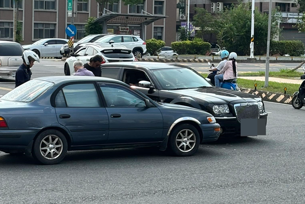 ▲▼ 吃力了⋯國產車阿北撞「行動豪宅」賓利？網看車款吵翻　達人公布答案 。（圖／翻攝自Facebook／綠豆嘉義人）