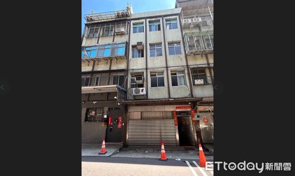 ▲男子從4樓墜落，先是撞擊到2樓遮雨棚，才掉落在1樓地面。（圖／記者陸運陞翻攝）