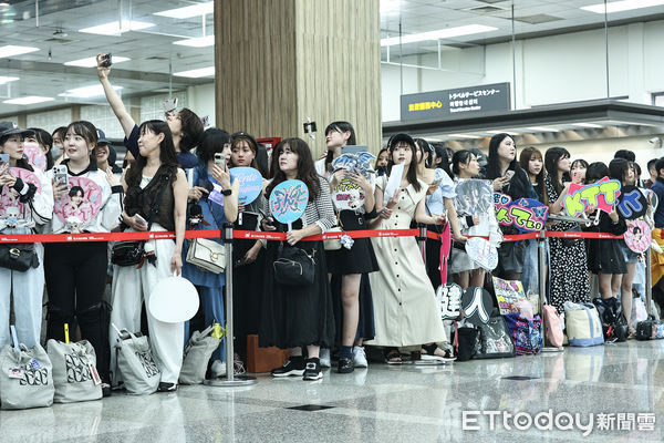 ▲日星中島健人抵台，大批粉絲熱情接機。（圖／記者林敬旻攝）