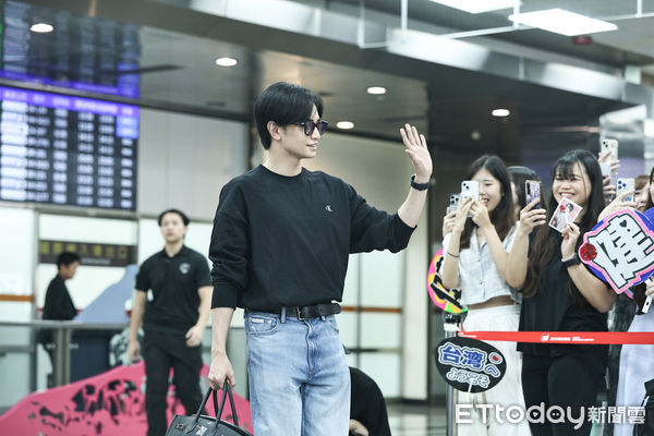 ▲日星中島健人抵台，大批粉絲熱情接機。（圖／記者林敬旻攝）