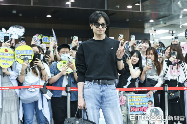 ▲日星中島健人抵台，大批粉絲熱情接機。（圖／記者林敬旻攝）