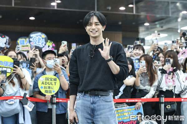 ▲日星中島健人抵台，大批粉絲熱情接機。（圖／記者林敬旻攝）