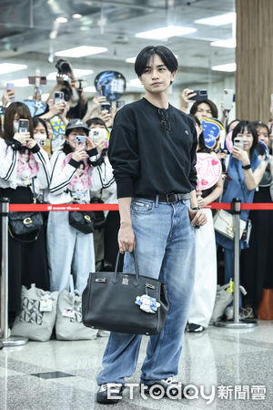 ▲日星中島健人抵台，大批粉絲熱情接機。（圖／記者林敬旻攝）