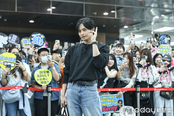 ▲日星中島健人抵台，大批粉絲熱情接機。（圖／記者林敬旻攝）