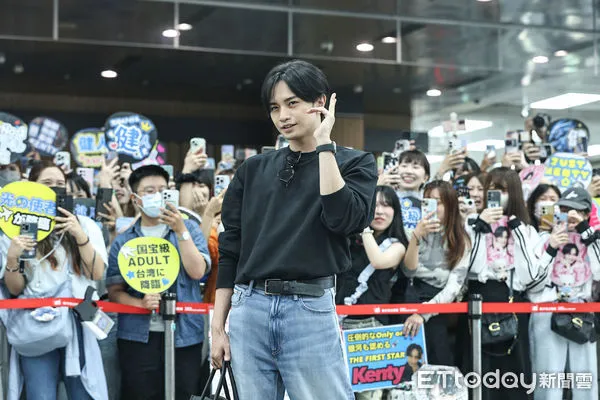 ▲日星中島健人抵台，大批粉絲熱情接機。（圖／記者林敬旻攝）