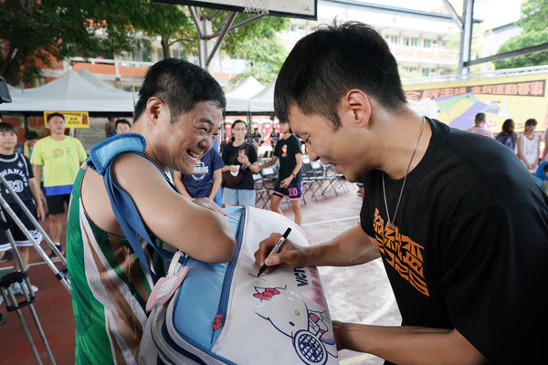 ▲運動部首任部長李洋大秀籃球神射。（圖／總統盃3X3籃球賽提供）