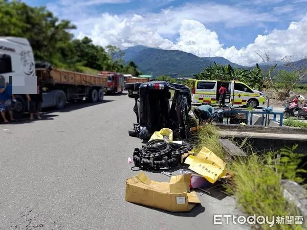 ▲▼自小客貨車打算左轉煞車時遭後方大貨車追撞側翻，造成2人受傷送醫。（圖／鳳林警分局提供，下同）
