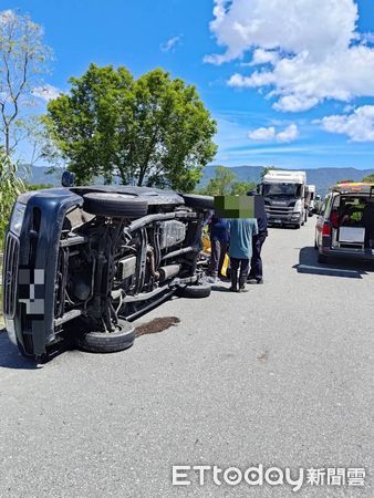 ▲▼自小客貨車打算左轉煞車時遭後方大貨車追撞側翻，造成2人受傷送醫。（圖／鳳林警分局提供，下同）