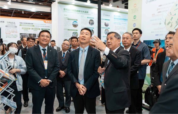 ▲港務公司王錦榮(右)在2025亞太永續博覽會上向交通部長陳世凱(中)、陽明/高明董事長蔡豐明(左1)說明減碳推動成果。（圖／港務公司）