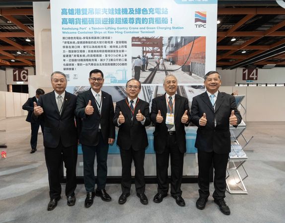 ▲交通部陳彥伯政務次長巡視覽會展場，由港務公司王錦榮總經理及高明公司高枝正總經理說明推動成果。（圖／港務公司）