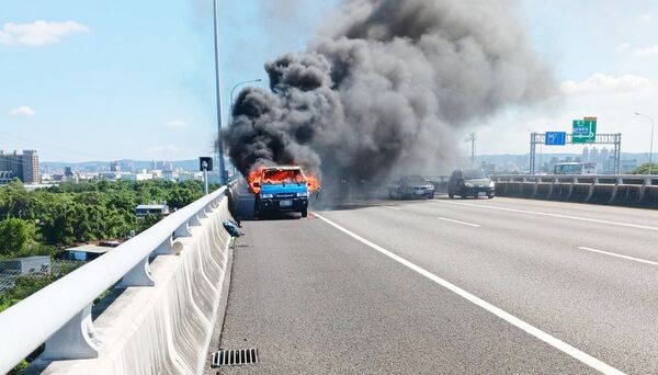 ▲國道1號高架南向桃園段今天上午發生小貨車火燒車事故，現場冒出濃濃黑煙與大火。（圖／國道一隊提供）