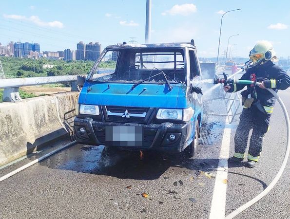 ▲國道1號高架南向桃園段今天上午發生小貨車火燒車事故，桃園市消防局青埔分隊派員搶救。（圖／國道一隊提供）