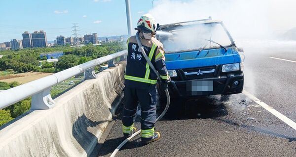 ▲國道1號高架南向桃園段今天上午發生小貨車火燒車事故，桃園市消防局青埔分隊到場搶救。（圖／國道一隊提供）