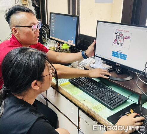 ▲南消二大隊麻豆消防分隊設計「擊退一氧化碳怪獸」遊戲，吸引大小朋友參與防災學習。（記者林東良翻攝，下同）