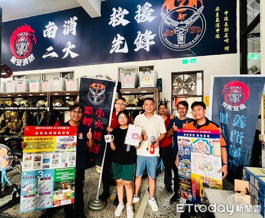 ▲南消二大隊麻豆消防分隊設計「擊退一氧化碳怪獸」遊戲，吸引大小朋友參與防災學習。（記者林東良翻攝，下同）