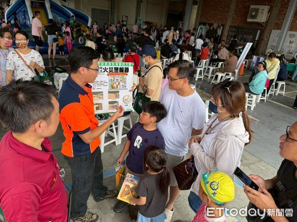 ▲南消四大隊安定消防分隊於安定農會廣場舉辦防火防災宣導，吸引親子熱情參與。（記者林東良翻攝，下同）