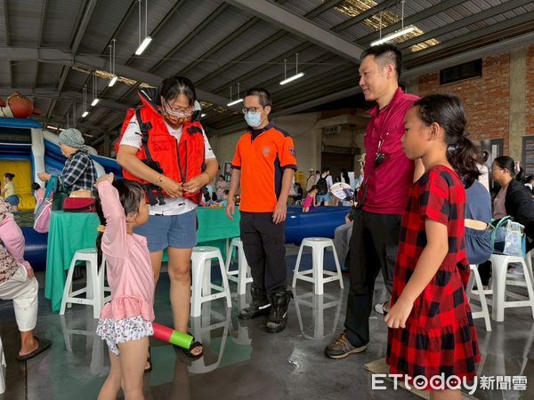 ▲南消四大隊安定消防分隊於安定農會廣場舉辦防火防災宣導，吸引親子熱情參與。（記者林東良翻攝，下同）