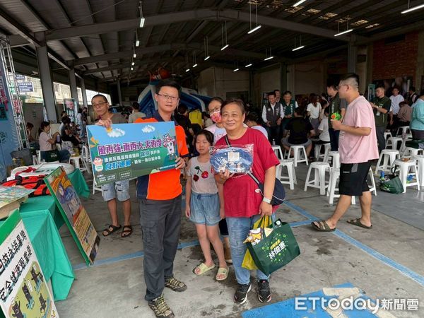 ▲南消四大隊安定消防分隊於安定農會廣場舉辦防火防災宣導，吸引親子熱情參與。（記者林東良翻攝，下同）