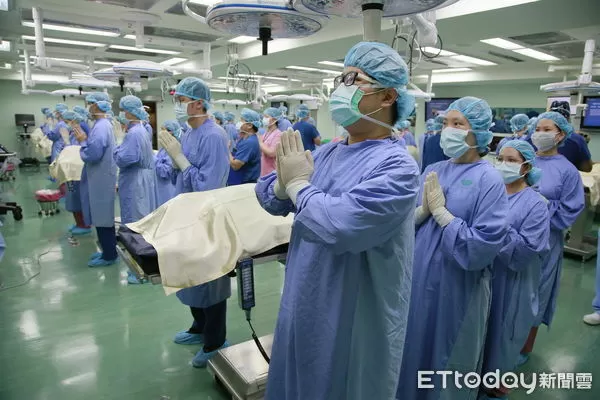 ▲醫學生上課前默禱感恩無語良師的教學。（圖／慈濟醫大學提供，下同)