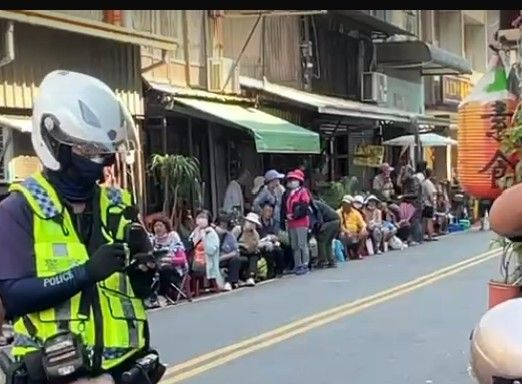 ▲不二坊今天湧現排隊人龍，警方前往交管取締違停。（圖／民眾提供）