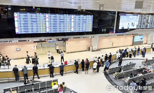 ▲航警局陳姓員警多次非法放行旅客夾帶加熱菸入境，圖為桃園機場二航廈入境大廳。（資料照／記者沈繼昌攝）