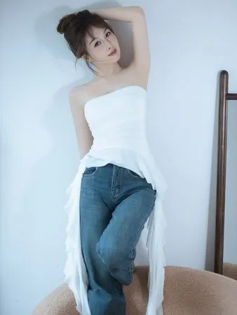 ▲▼樂瞳從演員轉型當網紅事業有成，近日街訪突然哭了。（圖／翻攝自IG、小紅書）