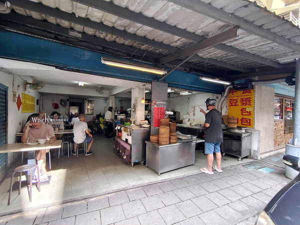 ▲▼台北景美美食「鴻珍中式早餐」，飯糰蔥燒餅鹹豆漿，無招牌只賣四小時。（圖／部落客WISELY提供）