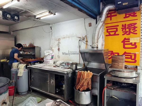 ▲▼台北景美美食「鴻珍中式早餐」，飯糰蔥燒餅鹹豆漿，無招牌只賣四小時。（圖／部落客WISELY提供）