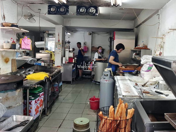 ▲▼台北景美美食「鴻珍中式早餐」，飯糰蔥燒餅鹹豆漿，無招牌只賣四小時。（圖／部落客WISELY提供）