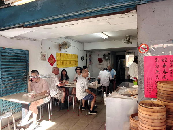 ▲▼台北景美美食「鴻珍中式早餐」，飯糰蔥燒餅鹹豆漿，無招牌只賣四小時。（圖／部落客WISELY提供）