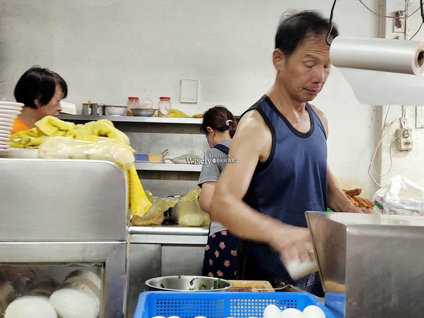 ▲▼台北景美美食「鴻珍中式早餐」，飯糰蔥燒餅鹹豆漿，無招牌只賣四小時。（圖／部落客WISELY提供）